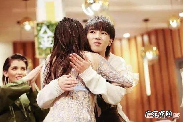 多年不见的异性同学,聚会后张开怀抱想要拥抱你,该拒绝吗?