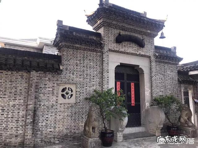 多年不见的异性同学,聚会后张开怀抱想要拥抱你,该拒绝吗?