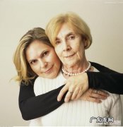 女儿出嫁以后母亲总是想女儿要钱，会不会毁了女儿的家庭？