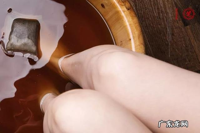 秋冬用它泡脚，脚不臭、腰更细、手脚不凉，连睡眠也好了