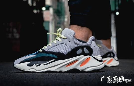 请问两个不同的电源的正极可以接在一起供电吗？