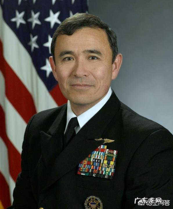 军官右胸上贴着的色块有什么用?