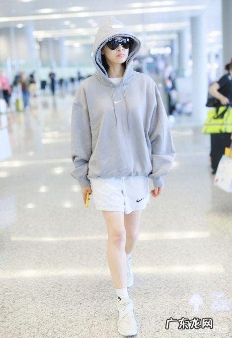 潮人们都在穿的白色超短裤，怎么搭才不会显得厚重？ 白色短款高腰裤怎么搭