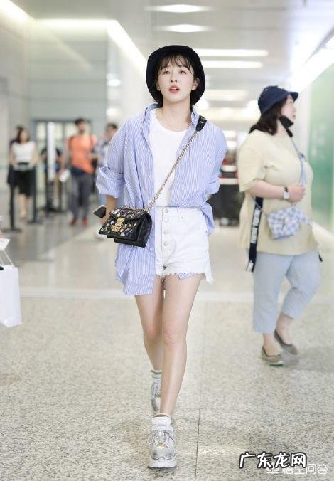 潮人们都在穿的白色超短裤，怎么搭才不会显得厚重？ 白色短款高腰裤怎么搭