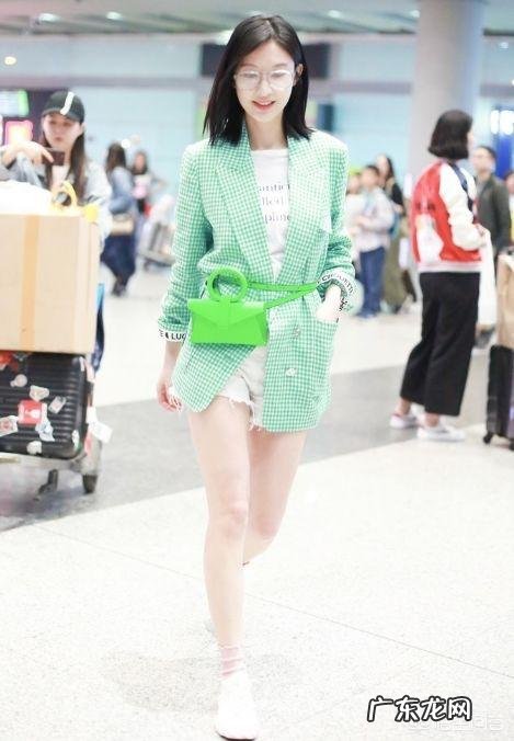 潮人们都在穿的白色超短裤，怎么搭才不会显得厚重？ 白色短款高腰裤怎么搭