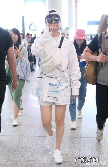 潮人们都在穿的白色超短裤，怎么搭才不会显得厚重？ 白色短款高腰裤怎么搭