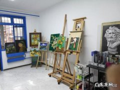 丈夫每天在画室里画人体的模特，妻子很担心和焦虑，怎么办？