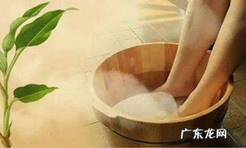 整天吹空调湿气重?晚上泡脚在水中撒点艾草,防蚊去湿一次搞定!