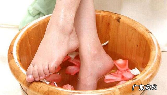 每天泡脚在水里放这些,分分钟逼出体内湿气