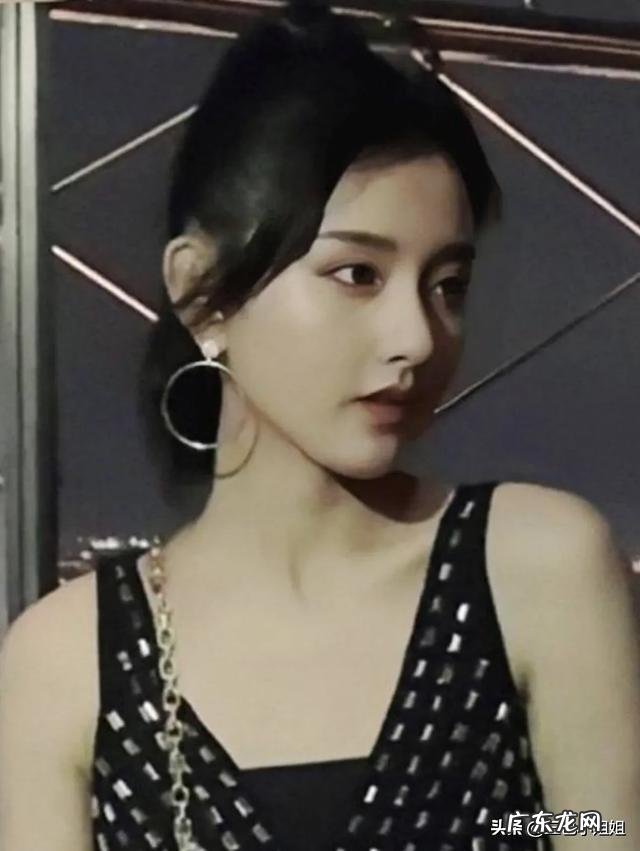 如何评价宋祖儿的五官与脸部之间的对应比例和搭配关系