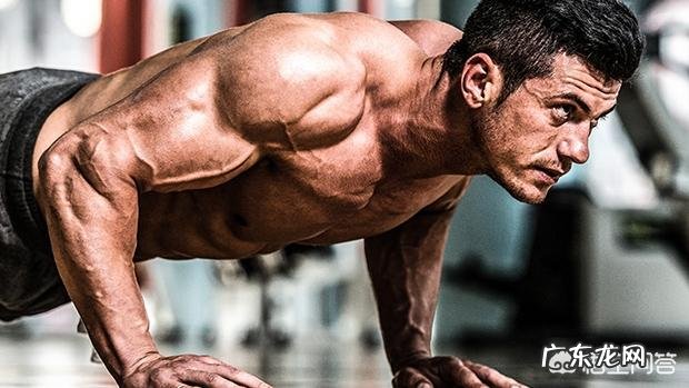 一个不会做俯卧撑的人,该怎么办才能够练出胸肌