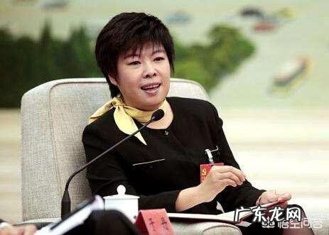 从国学大师到被轰下台,55岁无人问津的于丹,到底做错了什么?