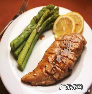 减脂时,饮食应该控制摄入脂肪还是碳水?