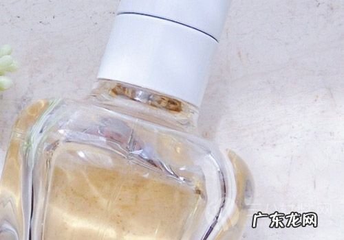 女士喷香水的正确方法