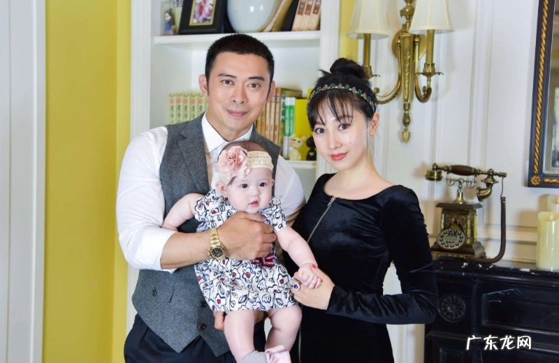 樊少皇晒出妻子女儿照片,感慨妻子战胜抑郁症,一家人和谐美满