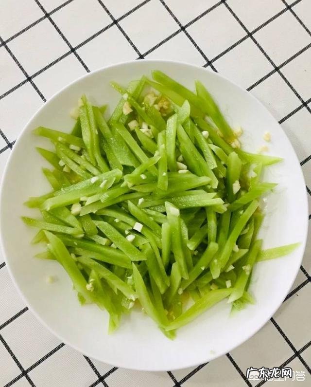 39岁的女人皮肤暗黄发干且有斑点，用什么护肤比较好？