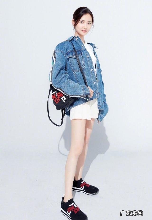 蓝色系衣服与什么颜色搭配?