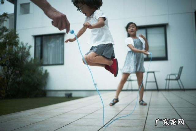 跳绳是减肥“最佳运动”,每天坚持半小时,体重“嗖嗖”降