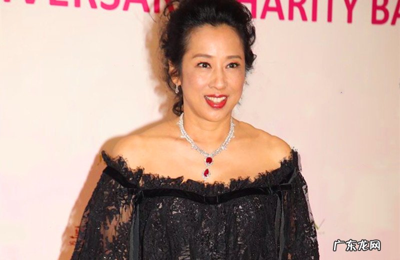 霍启刚妈妈近照曝光,朱玲玲不陪儿子庆生,却约港姐打球