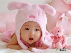 两个月的宝宝晚上不怎么吃夜奶正常吗？