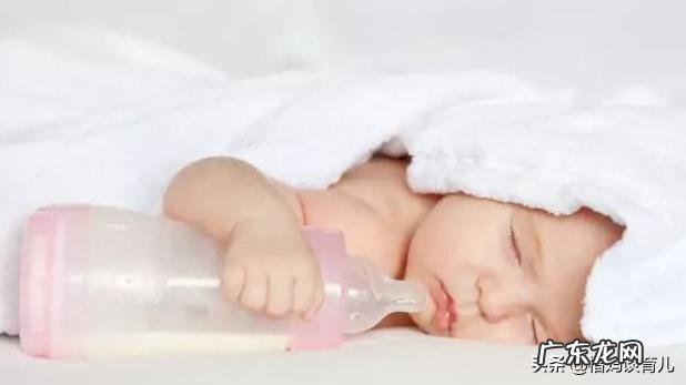 两个月的宝宝晚上不怎么吃夜奶正常吗?
