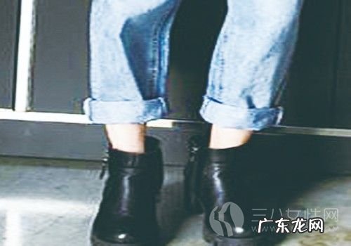 宽松休闲牛仔裤配什么上衣好看 什么鞋子配宽松牛仔裤好看