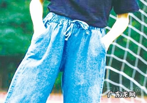 宽松休闲牛仔裤配什么上衣好看 什么鞋子配宽松牛仔裤好看