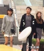 王思聪带俩美女出街买珠宝 女友豆得儿容下小三