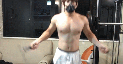 小哥哥坚持跳绳10周,体脂率下降6%,腹肌逐渐凸显