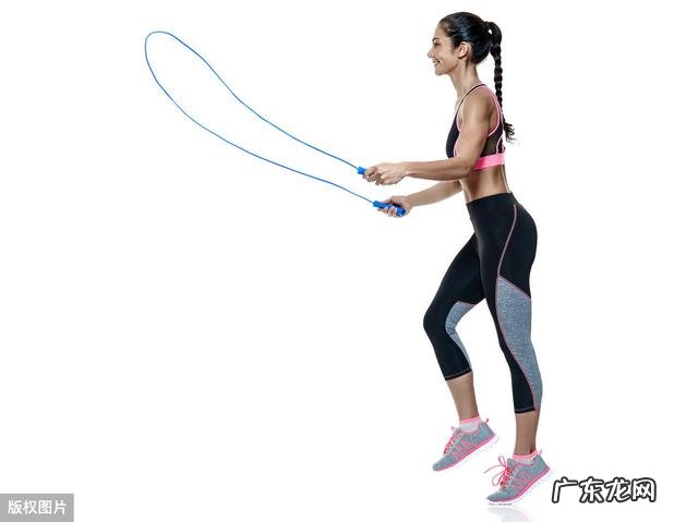 小哥哥坚持跳绳10周,体脂率下降6%,腹肌逐渐凸显