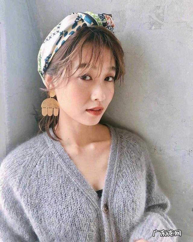 丝巾怎么搭配衣服图片