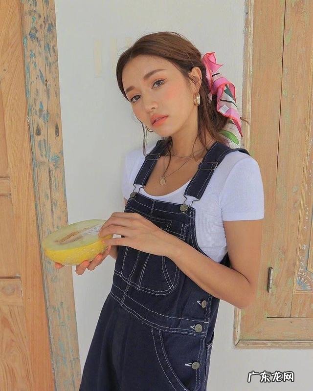 丝巾怎么搭配衣服图片