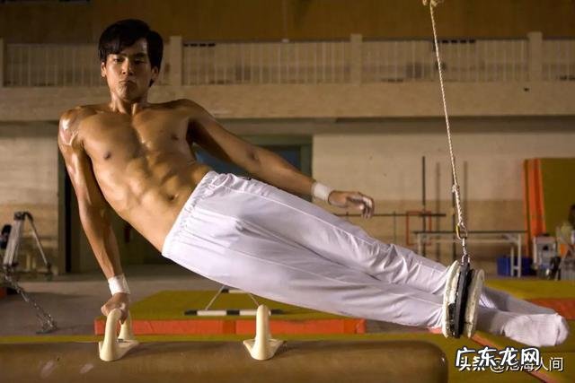 练到彭于晏那种身材,是应该先增肌再刷脂,还是先刷脂再增肌?