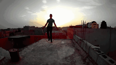 国外小哥每天跳绳1000次,最后靠跳绳改变了身材