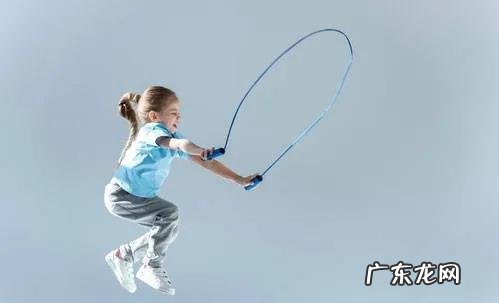 国外小哥每天跳绳1000次,最后靠跳绳改变了身材