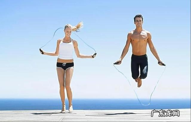 国外小哥每天跳绳1000次,最后靠跳绳改变了身材