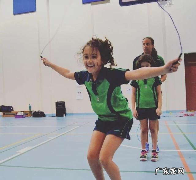 国外小哥每天跳绳1000次,最后靠跳绳改变了身材