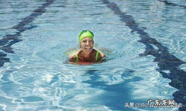 五十岁以上的女人学游泳好学吗
