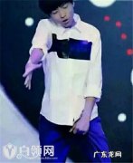 星热点:为什么王俊凯总摸裤裆 王俊凯游泳下面凸起照片