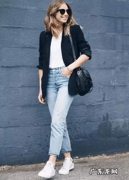 小白鞋怎么搭配衣服好看?