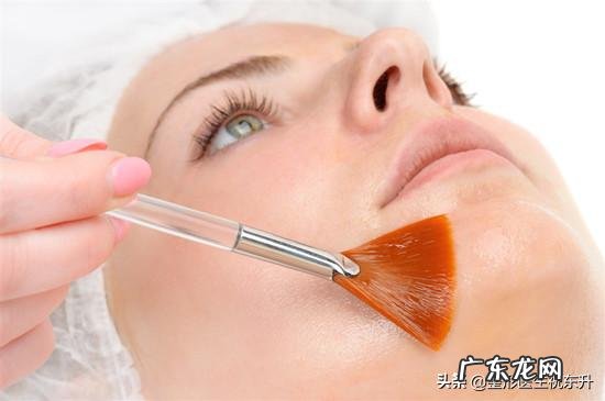 美白产品烟酰胺好，还是果酸好呢？