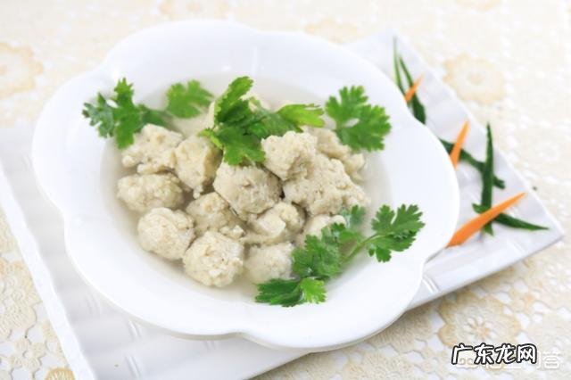 请问鸡胸肉做丸子的详细配料!具体如何做好吃?谢谢?