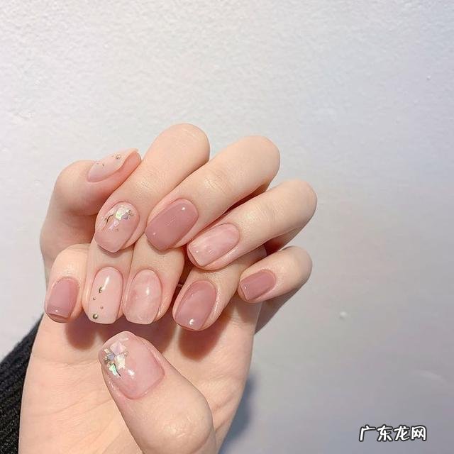 什么颜色指甲油显手白?