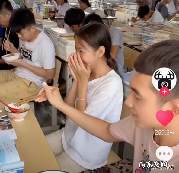 一位男同学给女同桌夹肉视频突然火了,你的青春有类似的经历吗?
