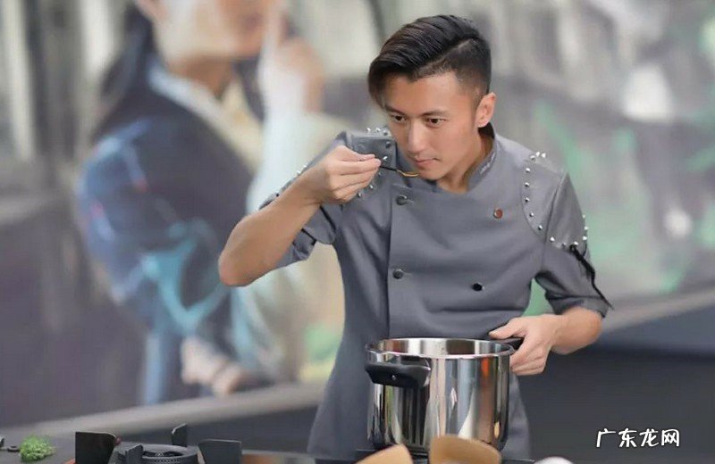 谢霆锋跨年晚会上的素颜脸亮了,皮肤完爆小鲜肉