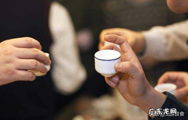 白酒喝完放一会儿,杯子闻起来臭烘烘的正常吗,什么原因