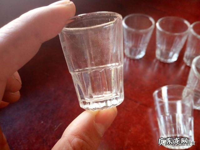 白酒喝完放一会儿,杯子闻起来臭烘烘的正常吗,什么原因