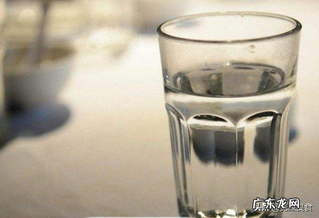 白酒喝完放一会儿,杯子闻起来臭烘烘的正常吗,什么原因