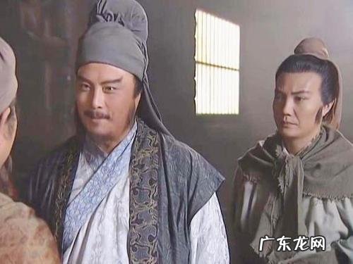 小鹰和播求打谁能赢?为什么?