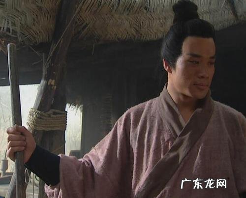 小鹰和播求打谁能赢?为什么?